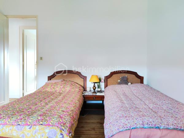 [CENTRE-VILLE / MAISON 5 CH / DOUBLE GARAGE / DEPENDANCE T2 / PARC ARBORÉ / CONSTRUCTIBILITÉ RÉSIDUELLE / PISCINABLE / BONNE PERFORMANCE ÉNERGÉTIQUE]

Venez explorer tout le potentiel de ce bien familial situé entre le centre-ville de Biganos et le Lac Vert, en dehors des nuisances olfactives et sonores, à 1 km de la gare et à 500 m des commerces, dans un environnement central et résidentiel. 

La propriété se compose d'une maison principale de 133 m² répartis sur 2 niveaux, d'un garage de 47 m², d'une dépendance aménagée en habitation (à rénover) de 32m², le tout sur une parcelle de près de 1500 m² disposant de constructibilité résiduelle (parcelle non divisible). 

Agencée sur deux niveaux, la maison principale se compose : 
-> Au rez-de-chaussée : 
     - une entrée donnant sur un salon
     - une cuisine indépendante de 12 m²
     - une grande buanderie de 17 m² (pouvant être réduite pour agrandir la pièce de vie) 
+ un double garage de 47m², attenant*

-> À l'étage : 
     - 5 chambres entre 9m² et 13 m² 
     - salle d'eau

-> À l'extérieur : 
     - Dépendance de 32 m² distribuée en T2 (à rénover) pour accueillir la famille ou pour générer un revenu locatif confortable, 
     - Terrain piscinable sans vis a vis et disposant de constructibilité résiduelle
     - Plusieurs stationnements sur la parcelle

La maison dispose d'une très bonne performance énergétique grâce à une isolation par l'extérieur des murs, à une isolation conséquente des combles, et un système de chauffage par pompe à chaleur géothermique. 

Quelques travaux permettront d'exploiter le fort potentiel de ce bien à visiter sans tarder ! 
---