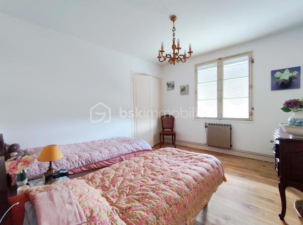 [CENTRE-VILLE / MAISON 5 CH / DOUBLE GARAGE / DEPENDANCE T2 / PARC ARBORÉ / CONSTRUCTIBILITÉ RÉSIDUELLE / PISCINABLE / BONNE PERFORMANCE ÉNERGÉTIQUE]

Venez explorer tout le potentiel de ce bien familial situé entre le centre-ville de Biganos et le Lac Vert, en dehors des nuisances olfactives et sonores, à 1 km de la gare et à 500 m des commerces, dans un environnement central et résidentiel. 

La propriété se compose d'une maison principale de 133 m² répartis sur 2 niveaux, d'un garage de 47 m², d'une dépendance aménagée en habitation (à rénover) de 32m², le tout sur une parcelle de près de 1500 m² disposant de constructibilité résiduelle (parcelle non divisible). 

Agencée sur deux niveaux, la maison principale se compose : 
-> Au rez-de-chaussée : 
     - une entrée donnant sur un salon
     - une cuisine indépendante de 12 m²
     - une grande buanderie de 17 m² (pouvant être réduite pour agrandir la pièce de vie) 
+ un double garage de 47m², attenant*

-> À l'étage : 
     - 5 chambres entre 9m² et 13 m² 
     - salle d'eau

-> À l'extérieur : 
     - Dépendance de 32 m² distribuée en T2 (à rénover) pour accueillir la famille ou pour générer un revenu locatif confortable, 
     - Terrain piscinable sans vis a vis et disposant de constructibilité résiduelle
     - Plusieurs stationnements sur la parcelle

La maison dispose d'une très bonne performance énergétique grâce à une isolation par l'extérieur des murs, à une isolation conséquente des combles, et un système de chauffage par pompe à chaleur géothermique. 

Quelques travaux permettront d'exploiter le fort potentiel de ce bien à visiter sans tarder ! 
---