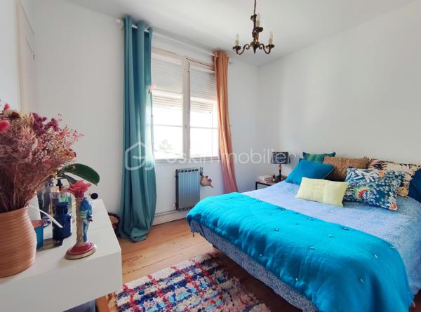 [CENTRE-VILLE / MAISON 5 CH / DOUBLE GARAGE / DEPENDANCE T2 / PARC ARBORÉ / CONSTRUCTIBILITÉ RÉSIDUELLE / PISCINABLE / BONNE PERFORMANCE ÉNERGÉTIQUE]

Venez explorer tout le potentiel de ce bien familial situé entre le centre-ville de Biganos et le Lac Vert, en dehors des nuisances olfactives et sonores, à 1 km de la gare et à 500 m des commerces, dans un environnement central et résidentiel. 

La propriété se compose d'une maison principale de 133 m² répartis sur 2 niveaux, d'un garage de 47 m², d'une dépendance aménagée en habitation (à rénover) de 32m², le tout sur une parcelle de près de 1500 m² disposant de constructibilité résiduelle (parcelle non divisible). 

Agencée sur deux niveaux, la maison principale se compose : 
-> Au rez-de-chaussée : 
     - une entrée donnant sur un salon
     - une cuisine indépendante de 12 m²
     - une grande buanderie de 17 m² (pouvant être réduite pour agrandir la pièce de vie) 
+ un double garage de 47m², attenant*

-> À l'étage : 
     - 5 chambres entre 9m² et 13 m² 
     - salle d'eau

-> À l'extérieur : 
     - Dépendance de 32 m² distribuée en T2 (à rénover) pour accueillir la famille ou pour générer un revenu locatif confortable, 
     - Terrain piscinable sans vis a vis et disposant de constructibilité résiduelle
     - Plusieurs stationnements sur la parcelle

La maison dispose d'une très bonne performance énergétique grâce à une isolation par l'extérieur des murs, à une isolation conséquente des combles, et un système de chauffage par pompe à chaleur géothermique. 

Quelques travaux permettront d'exploiter le fort potentiel de ce bien à visiter sans tarder ! 
---