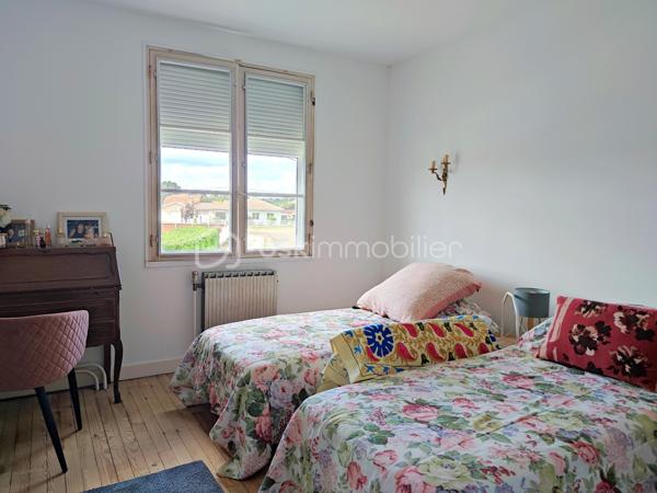 [CENTRE-VILLE / MAISON 5 CH / DOUBLE GARAGE / DEPENDANCE T2 / PARC ARBORÉ / CONSTRUCTIBILITÉ RÉSIDUELLE / PISCINABLE / BONNE PERFORMANCE ÉNERGÉTIQUE]

Venez explorer tout le potentiel de ce bien familial situé entre le centre-ville de Biganos et le Lac Vert, en dehors des nuisances olfactives et sonores, à 1 km de la gare et à 500 m des commerces, dans un environnement central et résidentiel. 

La propriété se compose d'une maison principale de 133 m² répartis sur 2 niveaux, d'un garage de 47 m², d'une dépendance aménagée en habitation (à rénover) de 32m², le tout sur une parcelle de près de 1500 m² disposant de constructibilité résiduelle (parcelle non divisible). 

Agencée sur deux niveaux, la maison principale se compose : 
-> Au rez-de-chaussée : 
     - une entrée donnant sur un salon
     - une cuisine indépendante de 12 m²
     - une grande buanderie de 17 m² (pouvant être réduite pour agrandir la pièce de vie) 
+ un double garage de 47m², attenant*

-> À l'étage : 
     - 5 chambres entre 9m² et 13 m² 
     - salle d'eau

-> À l'extérieur : 
     - Dépendance de 32 m² distribuée en T2 (à rénover) pour accueillir la famille ou pour générer un revenu locatif confortable, 
     - Terrain piscinable sans vis a vis et disposant de constructibilité résiduelle
     - Plusieurs stationnements sur la parcelle

La maison dispose d'une très bonne performance énergétique grâce à une isolation par l'extérieur des murs, à une isolation conséquente des combles, et un système de chauffage par pompe à chaleur géothermique. 

Quelques travaux permettront d'exploiter le fort potentiel de ce bien à visiter sans tarder ! 
---