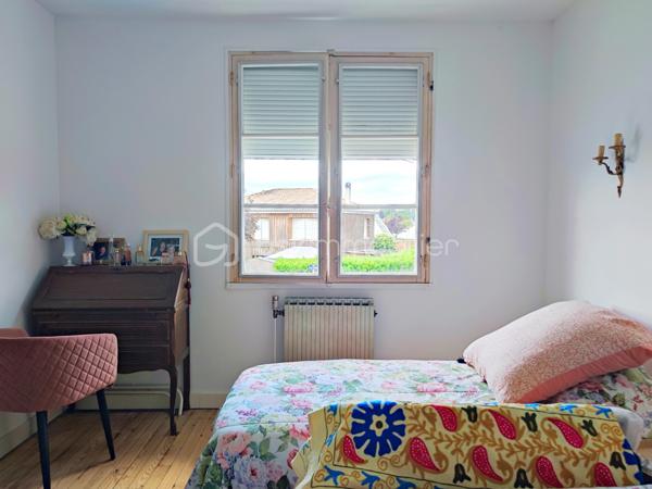 [CENTRE-VILLE / MAISON 5 CH / DOUBLE GARAGE / DEPENDANCE T2 / PARC ARBORÉ / CONSTRUCTIBILITÉ RÉSIDUELLE / PISCINABLE / BONNE PERFORMANCE ÉNERGÉTIQUE]

Venez explorer tout le potentiel de ce bien familial situé entre le centre-ville de Biganos et le Lac Vert, en dehors des nuisances olfactives et sonores, à 1 km de la gare et à 500 m des commerces, dans un environnement central et résidentiel. 

La propriété se compose d'une maison principale de 133 m² répartis sur 2 niveaux, d'un garage de 47 m², d'une dépendance aménagée en habitation (à rénover) de 32m², le tout sur une parcelle de près de 1500 m² disposant de constructibilité résiduelle (parcelle non divisible). 

Agencée sur deux niveaux, la maison principale se compose : 
-> Au rez-de-chaussée : 
     - une entrée donnant sur un salon
     - une cuisine indépendante de 12 m²
     - une grande buanderie de 17 m² (pouvant être réduite pour agrandir la pièce de vie) 
+ un double garage de 47m², attenant*

-> À l'étage : 
     - 5 chambres entre 9m² et 13 m² 
     - salle d'eau

-> À l'extérieur : 
     - Dépendance de 32 m² distribuée en T2 (à rénover) pour accueillir la famille ou pour générer un revenu locatif confortable, 
     - Terrain piscinable sans vis a vis et disposant de constructibilité résiduelle
     - Plusieurs stationnements sur la parcelle

La maison dispose d'une très bonne performance énergétique grâce à une isolation par l'extérieur des murs, à une isolation conséquente des combles, et un système de chauffage par pompe à chaleur géothermique. 

Quelques travaux permettront d'exploiter le fort potentiel de ce bien à visiter sans tarder ! 
---