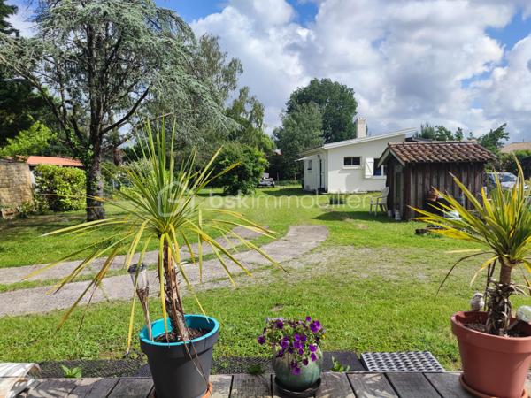 [CENTRE-VILLE / MAISON 5 CH / DOUBLE GARAGE / DEPENDANCE T2 / PARC ARBORÉ / CONSTRUCTIBILITÉ RÉSIDUELLE / PISCINABLE / BONNE PERFORMANCE ÉNERGÉTIQUE]

Venez explorer tout le potentiel de ce bien familial situé entre le centre-ville de Biganos et le Lac Vert, en dehors des nuisances olfactives et sonores, à 1 km de la gare et à 500 m des commerces, dans un environnement central et résidentiel. 

La propriété se compose d'une maison principale de 133 m² répartis sur 2 niveaux, d'un garage de 47 m², d'une dépendance aménagée en habitation (à rénover) de 32m², le tout sur une parcelle de près de 1500 m² disposant de constructibilité résiduelle (parcelle non divisible). 

Agencée sur deux niveaux, la maison principale se compose : 
-> Au rez-de-chaussée : 
     - une entrée donnant sur un salon
     - une cuisine indépendante de 12 m²
     - une grande buanderie de 17 m² (pouvant être réduite pour agrandir la pièce de vie) 
+ un double garage de 47m², attenant*

-> À l'étage : 
     - 5 chambres entre 9m² et 13 m² 
     - salle d'eau

-> À l'extérieur : 
     - Dépendance de 32 m² distribuée en T2 (à rénover) pour accueillir la famille ou pour générer un revenu locatif confortable, 
     - Terrain piscinable sans vis a vis et disposant de constructibilité résiduelle
     - Plusieurs stationnements sur la parcelle

La maison dispose d'une très bonne performance énergétique grâce à une isolation par l'extérieur des murs, à une isolation conséquente des combles, et un système de chauffage par pompe à chaleur géothermique. 

Quelques travaux permettront d'exploiter le fort potentiel de ce bien à visiter sans tarder ! 
---