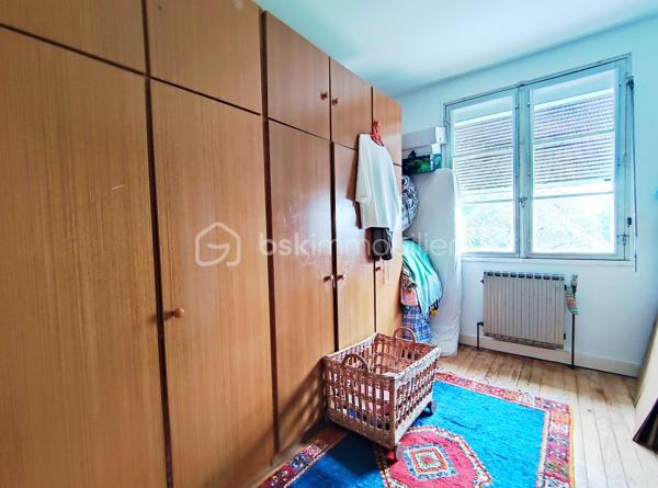 [CENTRE-VILLE / MAISON 5 CH / DOUBLE GARAGE / DEPENDANCE T2 / PARC ARBORÉ / CONSTRUCTIBILITÉ RÉSIDUELLE / PISCINABLE / BONNE PERFORMANCE ÉNERGÉTIQUE]

Venez explorer tout le potentiel de ce bien familial situé entre le centre-ville de Biganos et le Lac Vert, en dehors des nuisances olfactives et sonores, à 1 km de la gare et à 500 m des commerces, dans un environnement central et résidentiel. 

La propriété se compose d'une maison principale de 133 m² répartis sur 2 niveaux, d'un garage de 47 m², d'une dépendance aménagée en habitation (à rénover) de 32m², le tout sur une parcelle de près de 1500 m² disposant de constructibilité résiduelle (parcelle non divisible). 

Agencée sur deux niveaux, la maison principale se compose : 
-> Au rez-de-chaussée : 
     - une entrée donnant sur un salon
     - une cuisine indépendante de 12 m²
     - une grande buanderie de 17 m² (pouvant être réduite pour agrandir la pièce de vie) 
+ un double garage de 47m², attenant*

-> À l'étage : 
     - 5 chambres entre 9m² et 13 m² 
     - salle d'eau

-> À l'extérieur : 
     - Dépendance de 32 m² distribuée en T2 (à rénover) pour accueillir la famille ou pour générer un revenu locatif confortable, 
     - Terrain piscinable sans vis a vis et disposant de constructibilité résiduelle
     - Plusieurs stationnements sur la parcelle

La maison dispose d'une très bonne performance énergétique grâce à une isolation par l'extérieur des murs, à une isolation conséquente des combles, et un système de chauffage par pompe à chaleur géothermique. 

Quelques travaux permettront d'exploiter le fort potentiel de ce bien à visiter sans tarder ! 
---