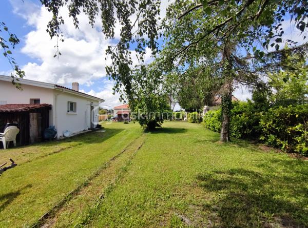 [CENTRE-VILLE / MAISON 5 CH / DOUBLE GARAGE / DEPENDANCE T2 / PARC ARBORÉ / CONSTRUCTIBILITÉ RÉSIDUELLE / PISCINABLE / BONNE PERFORMANCE ÉNERGÉTIQUE]

Venez explorer tout le potentiel de ce bien familial situé entre le centre-ville de Biganos et le Lac Vert, en dehors des nuisances olfactives et sonores, à 1 km de la gare et à 500 m des commerces, dans un environnement central et résidentiel. 

La propriété se compose d'une maison principale de 133 m² répartis sur 2 niveaux, d'un garage de 47 m², d'une dépendance aménagée en habitation (à rénover) de 32m², le tout sur une parcelle de près de 1500 m² disposant de constructibilité résiduelle (parcelle non divisible). 

Agencée sur deux niveaux, la maison principale se compose : 
-> Au rez-de-chaussée : 
     - une entrée donnant sur un salon
     - une cuisine indépendante de 12 m²
     - une grande buanderie de 17 m² (pouvant être réduite pour agrandir la pièce de vie) 
+ un double garage de 47m², attenant*

-> À l'étage : 
     - 5 chambres entre 9m² et 13 m² 
     - salle d'eau

-> À l'extérieur : 
     - Dépendance de 32 m² distribuée en T2 (à rénover) pour accueillir la famille ou pour générer un revenu locatif confortable, 
     - Terrain piscinable sans vis a vis et disposant de constructibilité résiduelle
     - Plusieurs stationnements sur la parcelle

La maison dispose d'une très bonne performance énergétique grâce à une isolation par l'extérieur des murs, à une isolation conséquente des combles, et un système de chauffage par pompe à chaleur géothermique. 

Quelques travaux permettront d'exploiter le fort potentiel de ce bien à visiter sans tarder ! 
---