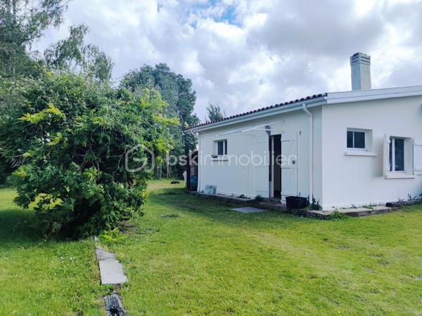 [CENTRE-VILLE / MAISON 5 CH / DOUBLE GARAGE / DEPENDANCE T2 / PARC ARBORÉ / CONSTRUCTIBILITÉ RÉSIDUELLE / PISCINABLE / BONNE PERFORMANCE ÉNERGÉTIQUE]

Venez explorer tout le potentiel de ce bien familial situé entre le centre-ville de Biganos et le Lac Vert, en dehors des nuisances olfactives et sonores, à 1 km de la gare et à 500 m des commerces, dans un environnement central et résidentiel. 

La propriété se compose d'une maison principale de 133 m² répartis sur 2 niveaux, d'un garage de 47 m², d'une dépendance aménagée en habitation (à rénover) de 32m², le tout sur une parcelle de près de 1500 m² disposant de constructibilité résiduelle (parcelle non divisible). 

Agencée sur deux niveaux, la maison principale se compose : 
-> Au rez-de-chaussée : 
     - une entrée donnant sur un salon
     - une cuisine indépendante de 12 m²
     - une grande buanderie de 17 m² (pouvant être réduite pour agrandir la pièce de vie) 
+ un double garage de 47m², attenant*

-> À l'étage : 
     - 5 chambres entre 9m² et 13 m² 
     - salle d'eau

-> À l'extérieur : 
     - Dépendance de 32 m² distribuée en T2 (à rénover) pour accueillir la famille ou pour générer un revenu locatif confortable, 
     - Terrain piscinable sans vis a vis et disposant de constructibilité résiduelle
     - Plusieurs stationnements sur la parcelle

La maison dispose d'une très bonne performance énergétique grâce à une isolation par l'extérieur des murs, à une isolation conséquente des combles, et un système de chauffage par pompe à chaleur géothermique. 

Quelques travaux permettront d'exploiter le fort potentiel de ce bien à visiter sans tarder ! 
---