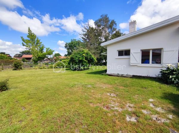 [CENTRE-VILLE / MAISON 5 CH / DOUBLE GARAGE / DEPENDANCE T2 / PARC ARBORÉ / CONSTRUCTIBILITÉ RÉSIDUELLE / PISCINABLE / BONNE PERFORMANCE ÉNERGÉTIQUE]

Venez explorer tout le potentiel de ce bien familial situé entre le centre-ville de Biganos et le Lac Vert, en dehors des nuisances olfactives et sonores, à 1 km de la gare et à 500 m des commerces, dans un environnement central et résidentiel. 

La propriété se compose d'une maison principale de 133 m² répartis sur 2 niveaux, d'un garage de 47 m², d'une dépendance aménagée en habitation (à rénover) de 32m², le tout sur une parcelle de près de 1500 m² disposant de constructibilité résiduelle (parcelle non divisible). 

Agencée sur deux niveaux, la maison principale se compose : 
-> Au rez-de-chaussée : 
     - une entrée donnant sur un salon
     - une cuisine indépendante de 12 m²
     - une grande buanderie de 17 m² (pouvant être réduite pour agrandir la pièce de vie) 
+ un double garage de 47m², attenant*

-> À l'étage : 
     - 5 chambres entre 9m² et 13 m² 
     - salle d'eau

-> À l'extérieur : 
     - Dépendance de 32 m² distribuée en T2 (à rénover) pour accueillir la famille ou pour générer un revenu locatif confortable, 
     - Terrain piscinable sans vis a vis et disposant de constructibilité résiduelle
     - Plusieurs stationnements sur la parcelle

La maison dispose d'une très bonne performance énergétique grâce à une isolation par l'extérieur des murs, à une isolation conséquente des combles, et un système de chauffage par pompe à chaleur géothermique. 

Quelques travaux permettront d'exploiter le fort potentiel de ce bien à visiter sans tarder ! 
---