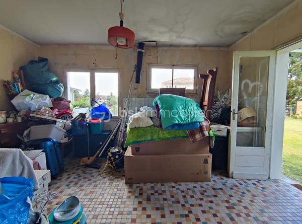 [CENTRE-VILLE / MAISON 5 CH / DOUBLE GARAGE / DEPENDANCE T2 / PARC ARBORÉ / CONSTRUCTIBILITÉ RÉSIDUELLE / PISCINABLE / BONNE PERFORMANCE ÉNERGÉTIQUE]

Venez explorer tout le potentiel de ce bien familial situé entre le centre-ville de Biganos et le Lac Vert, en dehors des nuisances olfactives et sonores, à 1 km de la gare et à 500 m des commerces, dans un environnement central et résidentiel. 

La propriété se compose d'une maison principale de 133 m² répartis sur 2 niveaux, d'un garage de 47 m², d'une dépendance aménagée en habitation (à rénover) de 32m², le tout sur une parcelle de près de 1500 m² disposant de constructibilité résiduelle (parcelle non divisible). 

Agencée sur deux niveaux, la maison principale se compose : 
-> Au rez-de-chaussée : 
     - une entrée donnant sur un salon
     - une cuisine indépendante de 12 m²
     - une grande buanderie de 17 m² (pouvant être réduite pour agrandir la pièce de vie) 
+ un double garage de 47m², attenant*

-> À l'étage : 
     - 5 chambres entre 9m² et 13 m² 
     - salle d'eau

-> À l'extérieur : 
     - Dépendance de 32 m² distribuée en T2 (à rénover) pour accueillir la famille ou pour générer un revenu locatif confortable, 
     - Terrain piscinable sans vis a vis et disposant de constructibilité résiduelle
     - Plusieurs stationnements sur la parcelle

La maison dispose d'une très bonne performance énergétique grâce à une isolation par l'extérieur des murs, à une isolation conséquente des combles, et un système de chauffage par pompe à chaleur géothermique. 

Quelques travaux permettront d'exploiter le fort potentiel de ce bien à visiter sans tarder ! 
---