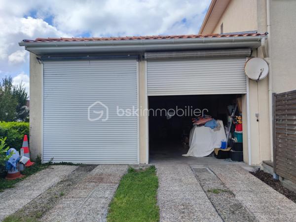 [CENTRE-VILLE / MAISON 5 CH / DOUBLE GARAGE / DEPENDANCE T2 / PARC ARBORÉ / CONSTRUCTIBILITÉ RÉSIDUELLE / PISCINABLE / BONNE PERFORMANCE ÉNERGÉTIQUE]

Venez explorer tout le potentiel de ce bien familial situé entre le centre-ville de Biganos et le Lac Vert, en dehors des nuisances olfactives et sonores, à 1 km de la gare et à 500 m des commerces, dans un environnement central et résidentiel. 

La propriété se compose d'une maison principale de 133 m² répartis sur 2 niveaux, d'un garage de 47 m², d'une dépendance aménagée en habitation (à rénover) de 32m², le tout sur une parcelle de près de 1500 m² disposant de constructibilité résiduelle (parcelle non divisible). 

Agencée sur deux niveaux, la maison principale se compose : 
-> Au rez-de-chaussée : 
     - une entrée donnant sur un salon
     - une cuisine indépendante de 12 m²
     - une grande buanderie de 17 m² (pouvant être réduite pour agrandir la pièce de vie) 
+ un double garage de 47m², attenant*

-> À l'étage : 
     - 5 chambres entre 9m² et 13 m² 
     - salle d'eau

-> À l'extérieur : 
     - Dépendance de 32 m² distribuée en T2 (à rénover) pour accueillir la famille ou pour générer un revenu locatif confortable, 
     - Terrain piscinable sans vis a vis et disposant de constructibilité résiduelle
     - Plusieurs stationnements sur la parcelle

La maison dispose d'une très bonne performance énergétique grâce à une isolation par l'extérieur des murs, à une isolation conséquente des combles, et un système de chauffage par pompe à chaleur géothermique. 

Quelques travaux permettront d'exploiter le fort potentiel de ce bien à visiter sans tarder ! 
---