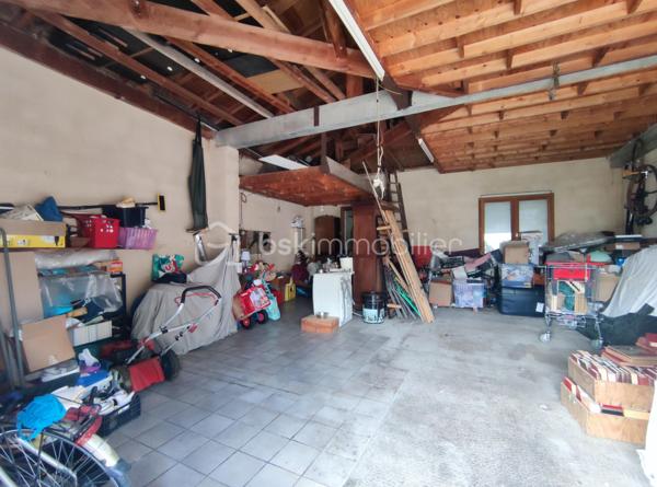 [CENTRE-VILLE / MAISON 5 CH / DOUBLE GARAGE / DEPENDANCE T2 / PARC ARBORÉ / CONSTRUCTIBILITÉ RÉSIDUELLE / PISCINABLE / BONNE PERFORMANCE ÉNERGÉTIQUE]

Venez explorer tout le potentiel de ce bien familial situé entre le centre-ville de Biganos et le Lac Vert, en dehors des nuisances olfactives et sonores, à 1 km de la gare et à 500 m des commerces, dans un environnement central et résidentiel. 

La propriété se compose d'une maison principale de 133 m² répartis sur 2 niveaux, d'un garage de 47 m², d'une dépendance aménagée en habitation (à rénover) de 32m², le tout sur une parcelle de près de 1500 m² disposant de constructibilité résiduelle (parcelle non divisible). 

Agencée sur deux niveaux, la maison principale se compose : 
-> Au rez-de-chaussée : 
     - une entrée donnant sur un salon
     - une cuisine indépendante de 12 m²
     - une grande buanderie de 17 m² (pouvant être réduite pour agrandir la pièce de vie) 
+ un double garage de 47m², attenant*

-> À l'étage : 
     - 5 chambres entre 9m² et 13 m² 
     - salle d'eau

-> À l'extérieur : 
     - Dépendance de 32 m² distribuée en T2 (à rénover) pour accueillir la famille ou pour générer un revenu locatif confortable, 
     - Terrain piscinable sans vis a vis et disposant de constructibilité résiduelle
     - Plusieurs stationnements sur la parcelle

La maison dispose d'une très bonne performance énergétique grâce à une isolation par l'extérieur des murs, à une isolation conséquente des combles, et un système de chauffage par pompe à chaleur géothermique. 

Quelques travaux permettront d'exploiter le fort potentiel de ce bien à visiter sans tarder ! 
---