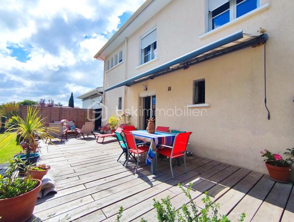[CENTRE-VILLE / MAISON 5 CH / DOUBLE GARAGE / DEPENDANCE T2 / PARC ARBORÉ / CONSTRUCTIBILITÉ RÉSIDUELLE / PISCINABLE / BONNE PERFORMANCE ÉNERGÉTIQUE]

Venez explorer tout le potentiel de ce bien familial situé entre le centre-ville de Biganos et le Lac Vert, en dehors des nuisances olfactives et sonores, à 1 km de la gare et à 500 m des commerces, dans un environnement central et résidentiel. 

La propriété se compose d'une maison principale de 133 m² répartis sur 2 niveaux, d'un garage de 47 m², d'une dépendance aménagée en habitation (à rénover) de 32m², le tout sur une parcelle de près de 1500 m² disposant de constructibilité résiduelle (parcelle non divisible). 

Agencée sur deux niveaux, la maison principale se compose : 
-> Au rez-de-chaussée : 
     - une entrée donnant sur un salon
     - une cuisine indépendante de 12 m²
     - une grande buanderie de 17 m² (pouvant être réduite pour agrandir la pièce de vie) 
+ un double garage de 47m², attenant*

-> À l'étage : 
     - 5 chambres entre 9m² et 13 m² 
     - salle d'eau

-> À l'extérieur : 
     - Dépendance de 32 m² distribuée en T2 (à rénover) pour accueillir la famille ou pour générer un revenu locatif confortable, 
     - Terrain piscinable sans vis a vis et disposant de constructibilité résiduelle
     - Plusieurs stationnements sur la parcelle

La maison dispose d'une très bonne performance énergétique grâce à une isolation par l'extérieur des murs, à une isolation conséquente des combles, et un système de chauffage par pompe à chaleur géothermique. 

Quelques travaux permettront d'exploiter le fort potentiel de ce bien à visiter sans tarder ! 
---