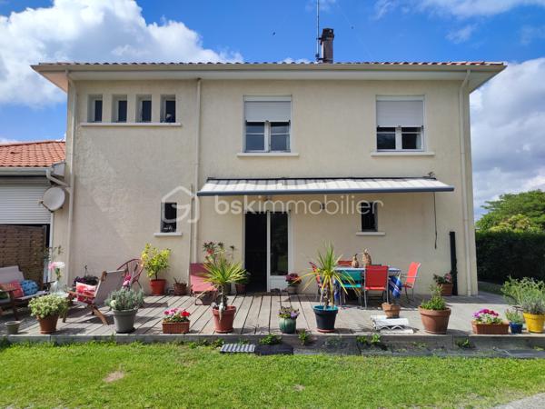 [CENTRE-VILLE / MAISON 5 CH / DOUBLE GARAGE / DEPENDANCE T2 / PARC ARBORÉ / CONSTRUCTIBILITÉ RÉSIDUELLE / PISCINABLE / BONNE PERFORMANCE ÉNERGÉTIQUE]

Venez explorer tout le potentiel de ce bien familial situé entre le centre-ville de Biganos et le Lac Vert, en dehors des nuisances olfactives et sonores, à 1 km de la gare et à 500 m des commerces, dans un environnement central et résidentiel. 

La propriété se compose d'une maison principale de 133 m² répartis sur 2 niveaux, d'un garage de 47 m², d'une dépendance aménagée en habitation (à rénover) de 32m², le tout sur une parcelle de près de 1500 m² disposant de constructibilité résiduelle (parcelle non divisible). 

Agencée sur deux niveaux, la maison principale se compose : 
-> Au rez-de-chaussée : 
     - une entrée donnant sur un salon
     - une cuisine indépendante de 12 m²
     - une grande buanderie de 17 m² (pouvant être réduite pour agrandir la pièce de vie) 
+ un double garage de 47m², attenant*

-> À l'étage : 
     - 5 chambres entre 9m² et 13 m² 
     - salle d'eau

-> À l'extérieur : 
     - Dépendance de 32 m² distribuée en T2 (à rénover) pour accueillir la famille ou pour générer un revenu locatif confortable, 
     - Terrain piscinable sans vis a vis et disposant de constructibilité résiduelle
     - Plusieurs stationnements sur la parcelle

La maison dispose d'une très bonne performance énergétique grâce à une isolation par l'extérieur des murs, à une isolation conséquente des combles, et un système de chauffage par pompe à chaleur géothermique. 

Quelques travaux permettront d'exploiter le fort potentiel de ce bien à visiter sans tarder ! 
---