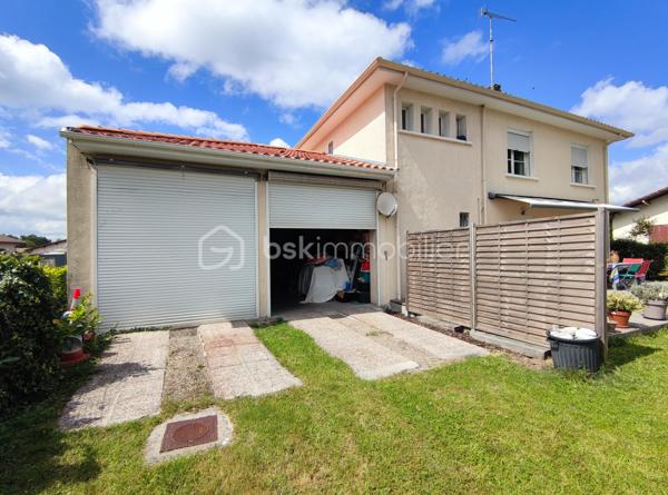 [CENTRE-VILLE / MAISON 5 CH / DOUBLE GARAGE / DEPENDANCE T2 / PARC ARBORÉ / CONSTRUCTIBILITÉ RÉSIDUELLE / PISCINABLE / BONNE PERFORMANCE ÉNERGÉTIQUE]

Venez explorer tout le potentiel de ce bien familial situé entre le centre-ville de Biganos et le Lac Vert, en dehors des nuisances olfactives et sonores, à 1 km de la gare et à 500 m des commerces, dans un environnement central et résidentiel. 

La propriété se compose d'une maison principale de 133 m² répartis sur 2 niveaux, d'un garage de 47 m², d'une dépendance aménagée en habitation (à rénover) de 32m², le tout sur une parcelle de près de 1500 m² disposant de constructibilité résiduelle (parcelle non divisible). 

Agencée sur deux niveaux, la maison principale se compose : 
-> Au rez-de-chaussée : 
     - une entrée donnant sur un salon
     - une cuisine indépendante de 12 m²
     - une grande buanderie de 17 m² (pouvant être réduite pour agrandir la pièce de vie) 
+ un double garage de 47m², attenant*

-> À l'étage : 
     - 5 chambres entre 9m² et 13 m² 
     - salle d'eau

-> À l'extérieur : 
     - Dépendance de 32 m² distribuée en T2 (à rénover) pour accueillir la famille ou pour générer un revenu locatif confortable, 
     - Terrain piscinable sans vis a vis et disposant de constructibilité résiduelle
     - Plusieurs stationnements sur la parcelle

La maison dispose d'une très bonne performance énergétique grâce à une isolation par l'extérieur des murs, à une isolation conséquente des combles, et un système de chauffage par pompe à chaleur géothermique. 

Quelques travaux permettront d'exploiter le fort potentiel de ce bien à visiter sans tarder ! 
---