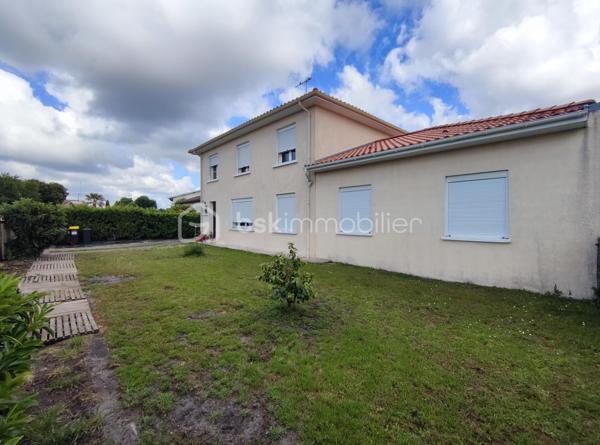 [CENTRE-VILLE / MAISON 5 CH / DOUBLE GARAGE / DEPENDANCE T2 / PARC ARBORÉ / CONSTRUCTIBILITÉ RÉSIDUELLE / PISCINABLE / BONNE PERFORMANCE ÉNERGÉTIQUE]

Venez explorer tout le potentiel de ce bien familial situé entre le centre-ville de Biganos et le Lac Vert, en dehors des nuisances olfactives et sonores, à 1 km de la gare et à 500 m des commerces, dans un environnement central et résidentiel. 

La propriété se compose d'une maison principale de 133 m² répartis sur 2 niveaux, d'un garage de 47 m², d'une dépendance aménagée en habitation (à rénover) de 32m², le tout sur une parcelle de près de 1500 m² disposant de constructibilité résiduelle (parcelle non divisible). 

Agencée sur deux niveaux, la maison principale se compose : 
-> Au rez-de-chaussée : 
     - une entrée donnant sur un salon
     - une cuisine indépendante de 12 m²
     - une grande buanderie de 17 m² (pouvant être réduite pour agrandir la pièce de vie) 
+ un double garage de 47m², attenant*

-> À l'étage : 
     - 5 chambres entre 9m² et 13 m² 
     - salle d'eau

-> À l'extérieur : 
     - Dépendance de 32 m² distribuée en T2 (à rénover) pour accueillir la famille ou pour générer un revenu locatif confortable, 
     - Terrain piscinable sans vis a vis et disposant de constructibilité résiduelle
     - Plusieurs stationnements sur la parcelle

La maison dispose d'une très bonne performance énergétique grâce à une isolation par l'extérieur des murs, à une isolation conséquente des combles, et un système de chauffage par pompe à chaleur géothermique. 

Quelques travaux permettront d'exploiter le fort potentiel de ce bien à visiter sans tarder ! 
---