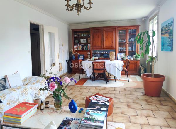 [CENTRE-VILLE / MAISON 5 CH / DOUBLE GARAGE / DEPENDANCE T2 / PARC ARBORÉ / CONSTRUCTIBILITÉ RÉSIDUELLE / PISCINABLE / BONNE PERFORMANCE ÉNERGÉTIQUE]

Venez explorer tout le potentiel de ce bien familial situé entre le centre-ville de Biganos et le Lac Vert, en dehors des nuisances olfactives et sonores, à 1 km de la gare et à 500 m des commerces, dans un environnement central et résidentiel. 

La propriété se compose d'une maison principale de 133 m² répartis sur 2 niveaux, d'un garage de 47 m², d'une dépendance aménagée en habitation (à rénover) de 32m², le tout sur une parcelle de près de 1500 m² disposant de constructibilité résiduelle (parcelle non divisible). 

Agencée sur deux niveaux, la maison principale se compose : 
-> Au rez-de-chaussée : 
     - une entrée donnant sur un salon
     - une cuisine indépendante de 12 m²
     - une grande buanderie de 17 m² (pouvant être réduite pour agrandir la pièce de vie) 
+ un double garage de 47m², attenant*

-> À l'étage : 
     - 5 chambres entre 9m² et 13 m² 
     - salle d'eau

-> À l'extérieur : 
     - Dépendance de 32 m² distribuée en T2 (à rénover) pour accueillir la famille ou pour générer un revenu locatif confortable, 
     - Terrain piscinable sans vis a vis et disposant de constructibilité résiduelle
     - Plusieurs stationnements sur la parcelle

La maison dispose d'une très bonne performance énergétique grâce à une isolation par l'extérieur des murs, à une isolation conséquente des combles, et un système de chauffage par pompe à chaleur géothermique. 

Quelques travaux permettront d'exploiter le fort potentiel de ce bien à visiter sans tarder ! 
---