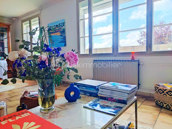 [CENTRE-VILLE / MAISON 5 CH / DOUBLE GARAGE / DEPENDANCE T2 / PARC ARBORÉ / CONSTRUCTIBILITÉ RÉSIDUELLE / PISCINABLE / BONNE PERFORMANCE ÉNERGÉTIQUE]

Venez explorer tout le potentiel de ce bien familial situé entre le centre-ville de Biganos et le Lac Vert, en dehors des nuisances olfactives et sonores, à 1 km de la gare et à 500 m des commerces, dans un environnement central et résidentiel. 

La propriété se compose d'une maison principale de 133 m² répartis sur 2 niveaux, d'un garage de 47 m², d'une dépendance aménagée en habitation (à rénover) de 32m², le tout sur une parcelle de près de 1500 m² disposant de constructibilité résiduelle (parcelle non divisible). 

Agencée sur deux niveaux, la maison principale se compose : 
-> Au rez-de-chaussée : 
     - une entrée donnant sur un salon
     - une cuisine indépendante de 12 m²
     - une grande buanderie de 17 m² (pouvant être réduite pour agrandir la pièce de vie) 
+ un double garage de 47m², attenant*

-> À l'étage : 
     - 5 chambres entre 9m² et 13 m² 
     - salle d'eau

-> À l'extérieur : 
     - Dépendance de 32 m² distribuée en T2 (à rénover) pour accueillir la famille ou pour générer un revenu locatif confortable, 
     - Terrain piscinable sans vis a vis et disposant de constructibilité résiduelle
     - Plusieurs stationnements sur la parcelle

La maison dispose d'une très bonne performance énergétique grâce à une isolation par l'extérieur des murs, à une isolation conséquente des combles, et un système de chauffage par pompe à chaleur géothermique. 

Quelques travaux permettront d'exploiter le fort potentiel de ce bien à visiter sans tarder ! 
---