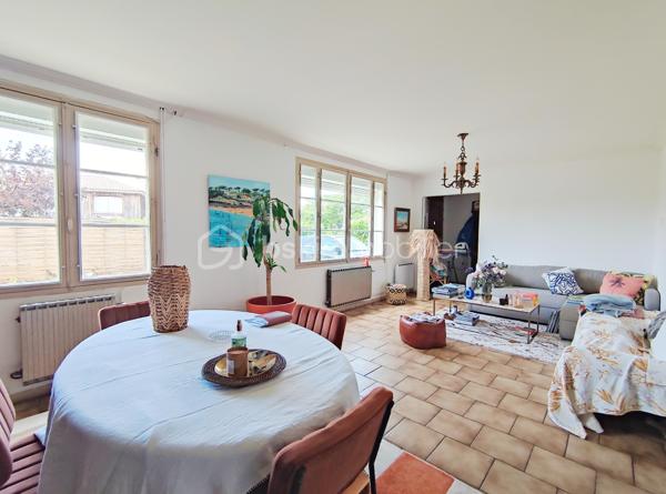 [CENTRE-VILLE / MAISON 5 CH / DOUBLE GARAGE / DEPENDANCE T2 / PARC ARBORÉ / CONSTRUCTIBILITÉ RÉSIDUELLE / PISCINABLE / BONNE PERFORMANCE ÉNERGÉTIQUE]

Venez explorer tout le potentiel de ce bien familial situé entre le centre-ville de Biganos et le Lac Vert, en dehors des nuisances olfactives et sonores, à 1 km de la gare et à 500 m des commerces, dans un environnement central et résidentiel. 

La propriété se compose d'une maison principale de 133 m² répartis sur 2 niveaux, d'un garage de 47 m², d'une dépendance aménagée en habitation (à rénover) de 32m², le tout sur une parcelle de près de 1500 m² disposant de constructibilité résiduelle (parcelle non divisible). 

Agencée sur deux niveaux, la maison principale se compose : 
-> Au rez-de-chaussée : 
     - une entrée donnant sur un salon
     - une cuisine indépendante de 12 m²
     - une grande buanderie de 17 m² (pouvant être réduite pour agrandir la pièce de vie) 
+ un double garage de 47m², attenant*

-> À l'étage : 
     - 5 chambres entre 9m² et 13 m² 
     - salle d'eau

-> À l'extérieur : 
     - Dépendance de 32 m² distribuée en T2 (à rénover) pour accueillir la famille ou pour générer un revenu locatif confortable, 
     - Terrain piscinable sans vis a vis et disposant de constructibilité résiduelle
     - Plusieurs stationnements sur la parcelle

La maison dispose d'une très bonne performance énergétique grâce à une isolation par l'extérieur des murs, à une isolation conséquente des combles, et un système de chauffage par pompe à chaleur géothermique. 

Quelques travaux permettront d'exploiter le fort potentiel de ce bien à visiter sans tarder ! 
---