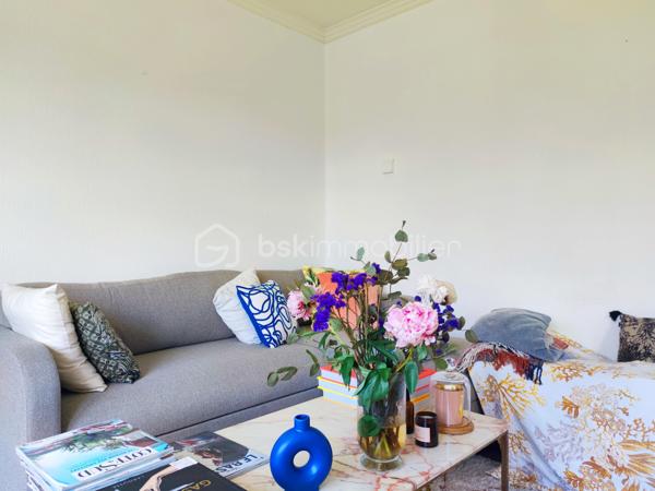 [CENTRE-VILLE / MAISON 5 CH / DOUBLE GARAGE / DEPENDANCE T2 / PARC ARBORÉ / CONSTRUCTIBILITÉ RÉSIDUELLE / PISCINABLE / BONNE PERFORMANCE ÉNERGÉTIQUE]

Venez explorer tout le potentiel de ce bien familial situé entre le centre-ville de Biganos et le Lac Vert, en dehors des nuisances olfactives et sonores, à 1 km de la gare et à 500 m des commerces, dans un environnement central et résidentiel. 

La propriété se compose d'une maison principale de 133 m² répartis sur 2 niveaux, d'un garage de 47 m², d'une dépendance aménagée en habitation (à rénover) de 32m², le tout sur une parcelle de près de 1500 m² disposant de constructibilité résiduelle (parcelle non divisible). 

Agencée sur deux niveaux, la maison principale se compose : 
-> Au rez-de-chaussée : 
     - une entrée donnant sur un salon
     - une cuisine indépendante de 12 m²
     - une grande buanderie de 17 m² (pouvant être réduite pour agrandir la pièce de vie) 
+ un double garage de 47m², attenant*

-> À l'étage : 
     - 5 chambres entre 9m² et 13 m² 
     - salle d'eau

-> À l'extérieur : 
     - Dépendance de 32 m² distribuée en T2 (à rénover) pour accueillir la famille ou pour générer un revenu locatif confortable, 
     - Terrain piscinable sans vis a vis et disposant de constructibilité résiduelle
     - Plusieurs stationnements sur la parcelle

La maison dispose d'une très bonne performance énergétique grâce à une isolation par l'extérieur des murs, à une isolation conséquente des combles, et un système de chauffage par pompe à chaleur géothermique. 

Quelques travaux permettront d'exploiter le fort potentiel de ce bien à visiter sans tarder ! 
---