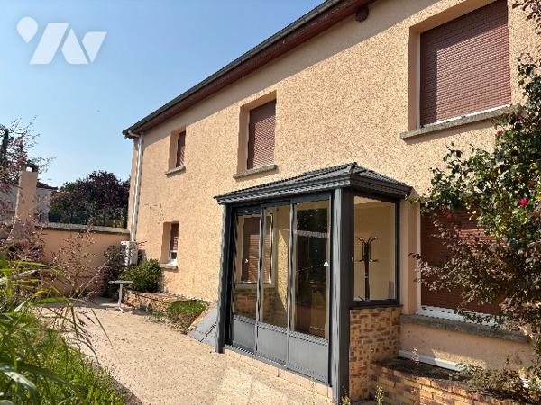 Charmante maison de village avec terrain et garage.