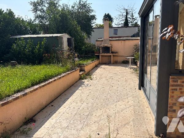 Charmante maison de village avec terrain et garage.