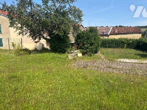 Charmante maison de village avec terrain et garage.