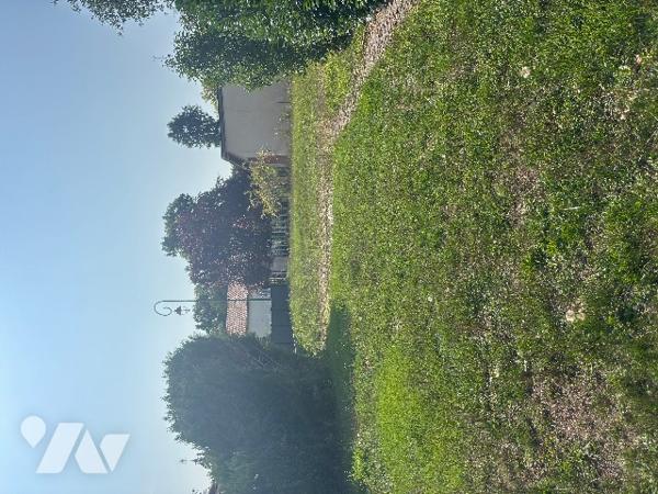 Charmante maison de village avec terrain et garage.