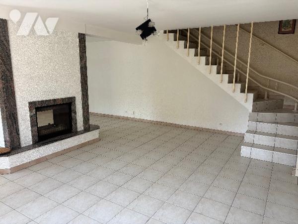 Charmante maison de village avec terrain et garage.