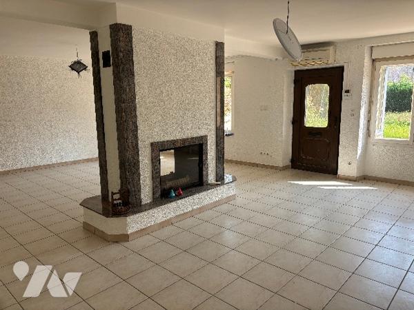 Charmante maison de village avec terrain et garage.