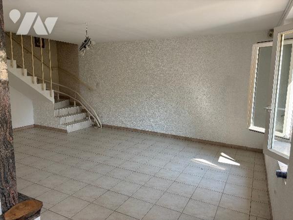 Charmante maison de village avec terrain et garage.