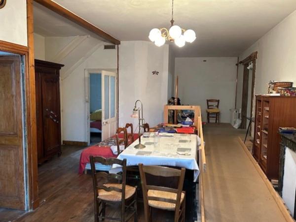 ENSEMBLE IMMOBILIER CENTRE BOURG, POSSIBILITÉS DE 3 LOGEMENTS !!