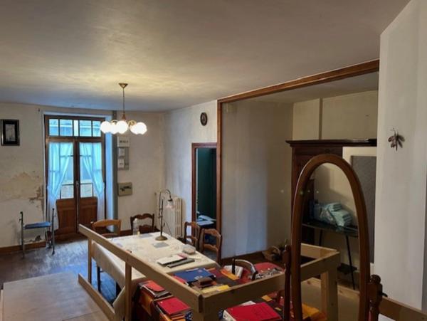 ENSEMBLE IMMOBILIER CENTRE BOURG, POSSIBILITÉS DE 3 LOGEMENTS !!