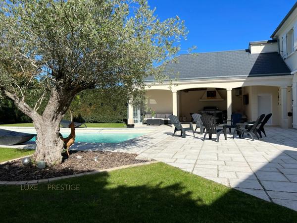Saint Denis en val , proche Orleans, maison contemporaine de 2005, jardin paysagé et piscine