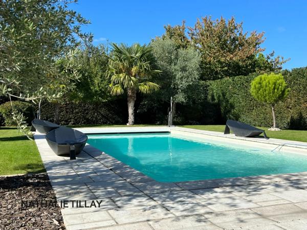 Saint Denis en val , proche Orleans, maison contemporaine de 2005, jardin paysagé et piscine