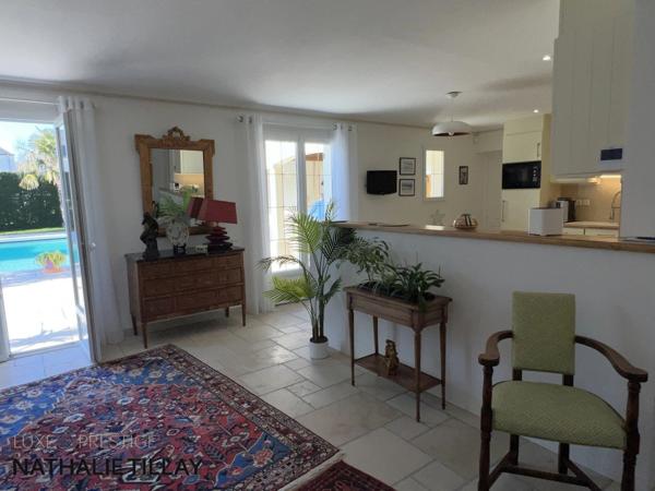 Saint Denis en val , proche Orleans, maison contemporaine de 2005, jardin paysagé et piscine