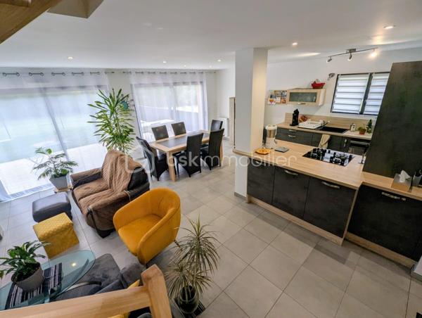 Exclusivité - BSK Immobilier - Situé à FOUGERES 35300, Au calme, découvrez cette agréable maison d’habitation construite en 2021, offrant un cadre de vie paisible et confortable, tout en restant à proximité des commodités.

D’une surface de 97m², cette maison avec des belles prestations se compose : 

Au RDC : Une entrée avec placard et rangement, une pièce de vie agréable et lumineuse, une cuisine aménagée et équipée, une buanderie, des wc, une suite parentale avec sa chambre et sa salle d'eau.

A l'étage : 2 chambres, une salle d'eau avec un double vasque, des wc séparés.

Vous profiterez d'une belle terrasse expo sud avec une vue dégagée (rare sur Fougères).
Terrain entièrement clôturé avec cabanon de jardin
Un carport pouvant devenir un garage complète le bien.

Belle performance énergétique, double vitrage et chauffage gaz de ville

Les plus : Emplacement, vie de plain-pied, posez vos valises, ....