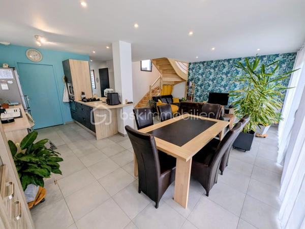 Exclusivité - BSK Immobilier - Situé à FOUGERES 35300, Au calme, découvrez cette agréable maison d’habitation construite en 2021, offrant un cadre de vie paisible et confortable, tout en restant à proximité des commodités.

D’une surface de 97m², cette maison avec des belles prestations se compose : 

Au RDC : Une entrée avec placard et rangement, une pièce de vie agréable et lumineuse, une cuisine aménagée et équipée, une buanderie, des wc, une suite parentale avec sa chambre et sa salle d'eau.

A l'étage : 2 chambres, une salle d'eau avec un double vasque, des wc séparés.

Vous profiterez d'une belle terrasse expo sud avec une vue dégagée (rare sur Fougères).
Terrain entièrement clôturé avec cabanon de jardin
Un carport pouvant devenir un garage complète le bien.

Belle performance énergétique, double vitrage et chauffage gaz de ville

Les plus : Emplacement, vie de plain-pied, posez vos valises, ....