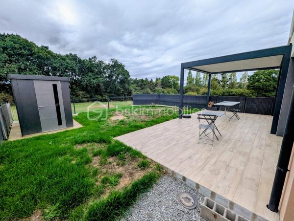 Exclusivité - BSK Immobilier - Situé à FOUGERES 35300, Au calme, découvrez cette agréable maison d’habitation construite en 2021, offrant un cadre de vie paisible et confortable, tout en restant à proximité des commodités.

D’une surface de 97m², cette maison avec des belles prestations se compose : 

Au RDC : Une entrée avec placard et rangement, une pièce de vie agréable et lumineuse, une cuisine aménagée et équipée, une buanderie, des wc, une suite parentale avec sa chambre et sa salle d'eau.

A l'étage : 2 chambres, une salle d'eau avec un double vasque, des wc séparés.

Vous profiterez d'une belle terrasse expo sud avec une vue dégagée (rare sur Fougères).
Terrain entièrement clôturé avec cabanon de jardin
Un carport pouvant devenir un garage complète le bien.

Belle performance énergétique, double vitrage et chauffage gaz de ville

Les plus : Emplacement, vie de plain-pied, posez vos valises, ....