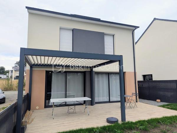 Exclusivité - BSK Immobilier - Situé à FOUGERES 35300, Au calme, découvrez cette agréable maison d’habitation construite en 2021, offrant un cadre de vie paisible et confortable, tout en restant à proximité des commodités.

D’une surface de 97m², cette maison avec des belles prestations se compose : 

Au RDC : Une entrée avec placard et rangement, une pièce de vie agréable et lumineuse, une cuisine aménagée et équipée, une buanderie, des wc, une suite parentale avec sa chambre et sa salle d'eau.

A l'étage : 2 chambres, une salle d'eau avec un double vasque, des wc séparés.

Vous profiterez d'une belle terrasse expo sud avec une vue dégagée (rare sur Fougères).
Terrain entièrement clôturé avec cabanon de jardin
Un carport pouvant devenir un garage complète le bien.

Belle performance énergétique, double vitrage et chauffage gaz de ville

Les plus : Emplacement, vie de plain-pied, posez vos valises, ....