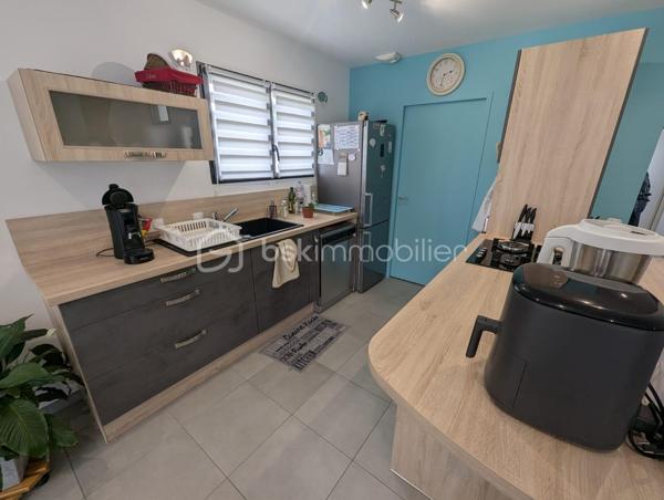 Exclusivité - BSK Immobilier - Situé à FOUGERES 35300, Au calme, découvrez cette agréable maison d’habitation construite en 2021, offrant un cadre de vie paisible et confortable, tout en restant à proximité des commodités.

D’une surface de 97m², cette maison avec des belles prestations se compose : 

Au RDC : Une entrée avec placard et rangement, une pièce de vie agréable et lumineuse, une cuisine aménagée et équipée, une buanderie, des wc, une suite parentale avec sa chambre et sa salle d'eau.

A l'étage : 2 chambres, une salle d'eau avec un double vasque, des wc séparés.

Vous profiterez d'une belle terrasse expo sud avec une vue dégagée (rare sur Fougères).
Terrain entièrement clôturé avec cabanon de jardin
Un carport pouvant devenir un garage complète le bien.

Belle performance énergétique, double vitrage et chauffage gaz de ville

Les plus : Emplacement, vie de plain-pied, posez vos valises, ....