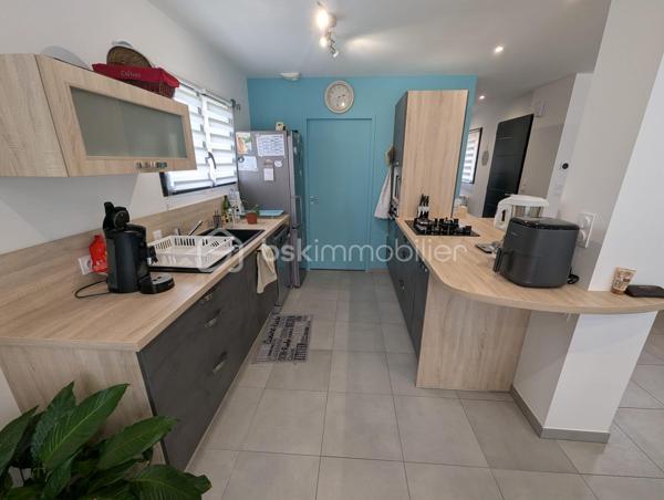 Exclusivité - BSK Immobilier - Situé à FOUGERES 35300, Au calme, découvrez cette agréable maison d’habitation construite en 2021, offrant un cadre de vie paisible et confortable, tout en restant à proximité des commodités.

D’une surface de 97m², cette maison avec des belles prestations se compose : 

Au RDC : Une entrée avec placard et rangement, une pièce de vie agréable et lumineuse, une cuisine aménagée et équipée, une buanderie, des wc, une suite parentale avec sa chambre et sa salle d'eau.

A l'étage : 2 chambres, une salle d'eau avec un double vasque, des wc séparés.

Vous profiterez d'une belle terrasse expo sud avec une vue dégagée (rare sur Fougères).
Terrain entièrement clôturé avec cabanon de jardin
Un carport pouvant devenir un garage complète le bien.

Belle performance énergétique, double vitrage et chauffage gaz de ville

Les plus : Emplacement, vie de plain-pied, posez vos valises, ....