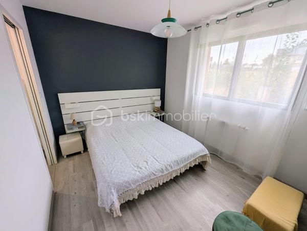 Exclusivité - BSK Immobilier - Situé à FOUGERES 35300, Au calme, découvrez cette agréable maison d’habitation construite en 2021, offrant un cadre de vie paisible et confortable, tout en restant à proximité des commodités.

D’une surface de 97m², cette maison avec des belles prestations se compose : 

Au RDC : Une entrée avec placard et rangement, une pièce de vie agréable et lumineuse, une cuisine aménagée et équipée, une buanderie, des wc, une suite parentale avec sa chambre et sa salle d'eau.

A l'étage : 2 chambres, une salle d'eau avec un double vasque, des wc séparés.

Vous profiterez d'une belle terrasse expo sud avec une vue dégagée (rare sur Fougères).
Terrain entièrement clôturé avec cabanon de jardin
Un carport pouvant devenir un garage complète le bien.

Belle performance énergétique, double vitrage et chauffage gaz de ville

Les plus : Emplacement, vie de plain-pied, posez vos valises, ....