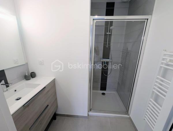 Exclusivité - BSK Immobilier - Situé à FOUGERES 35300, Au calme, découvrez cette agréable maison d’habitation construite en 2021, offrant un cadre de vie paisible et confortable, tout en restant à proximité des commodités.

D’une surface de 97m², cette maison avec des belles prestations se compose : 

Au RDC : Une entrée avec placard et rangement, une pièce de vie agréable et lumineuse, une cuisine aménagée et équipée, une buanderie, des wc, une suite parentale avec sa chambre et sa salle d'eau.

A l'étage : 2 chambres, une salle d'eau avec un double vasque, des wc séparés.

Vous profiterez d'une belle terrasse expo sud avec une vue dégagée (rare sur Fougères).
Terrain entièrement clôturé avec cabanon de jardin
Un carport pouvant devenir un garage complète le bien.

Belle performance énergétique, double vitrage et chauffage gaz de ville

Les plus : Emplacement, vie de plain-pied, posez vos valises, ....