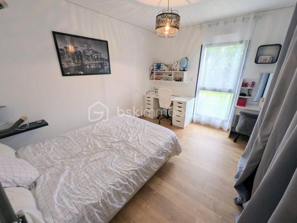 Exclusivité - BSK Immobilier - Situé à FOUGERES 35300, Au calme, découvrez cette agréable maison d’habitation construite en 2021, offrant un cadre de vie paisible et confortable, tout en restant à proximité des commodités.

D’une surface de 97m², cette maison avec des belles prestations se compose : 

Au RDC : Une entrée avec placard et rangement, une pièce de vie agréable et lumineuse, une cuisine aménagée et équipée, une buanderie, des wc, une suite parentale avec sa chambre et sa salle d'eau.

A l'étage : 2 chambres, une salle d'eau avec un double vasque, des wc séparés.

Vous profiterez d'une belle terrasse expo sud avec une vue dégagée (rare sur Fougères).
Terrain entièrement clôturé avec cabanon de jardin
Un carport pouvant devenir un garage complète le bien.

Belle performance énergétique, double vitrage et chauffage gaz de ville

Les plus : Emplacement, vie de plain-pied, posez vos valises, ....