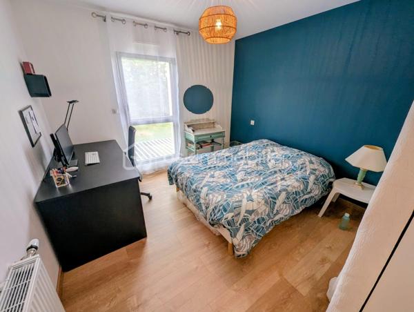 Exclusivité - BSK Immobilier - Situé à FOUGERES 35300, Au calme, découvrez cette agréable maison d’habitation construite en 2021, offrant un cadre de vie paisible et confortable, tout en restant à proximité des commodités.

D’une surface de 97m², cette maison avec des belles prestations se compose : 

Au RDC : Une entrée avec placard et rangement, une pièce de vie agréable et lumineuse, une cuisine aménagée et équipée, une buanderie, des wc, une suite parentale avec sa chambre et sa salle d'eau.

A l'étage : 2 chambres, une salle d'eau avec un double vasque, des wc séparés.

Vous profiterez d'une belle terrasse expo sud avec une vue dégagée (rare sur Fougères).
Terrain entièrement clôturé avec cabanon de jardin
Un carport pouvant devenir un garage complète le bien.

Belle performance énergétique, double vitrage et chauffage gaz de ville

Les plus : Emplacement, vie de plain-pied, posez vos valises, ....