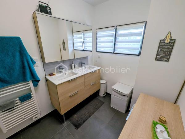 Exclusivité - BSK Immobilier - Situé à FOUGERES 35300, Au calme, découvrez cette agréable maison d’habitation construite en 2021, offrant un cadre de vie paisible et confortable, tout en restant à proximité des commodités.

D’une surface de 97m², cette maison avec des belles prestations se compose : 

Au RDC : Une entrée avec placard et rangement, une pièce de vie agréable et lumineuse, une cuisine aménagée et équipée, une buanderie, des wc, une suite parentale avec sa chambre et sa salle d'eau.

A l'étage : 2 chambres, une salle d'eau avec un double vasque, des wc séparés.

Vous profiterez d'une belle terrasse expo sud avec une vue dégagée (rare sur Fougères).
Terrain entièrement clôturé avec cabanon de jardin
Un carport pouvant devenir un garage complète le bien.

Belle performance énergétique, double vitrage et chauffage gaz de ville

Les plus : Emplacement, vie de plain-pied, posez vos valises, ....