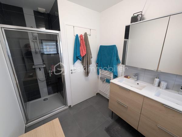 Exclusivité - BSK Immobilier - Situé à FOUGERES 35300, Au calme, découvrez cette agréable maison d’habitation construite en 2021, offrant un cadre de vie paisible et confortable, tout en restant à proximité des commodités.

D’une surface de 97m², cette maison avec des belles prestations se compose : 

Au RDC : Une entrée avec placard et rangement, une pièce de vie agréable et lumineuse, une cuisine aménagée et équipée, une buanderie, des wc, une suite parentale avec sa chambre et sa salle d'eau.

A l'étage : 2 chambres, une salle d'eau avec un double vasque, des wc séparés.

Vous profiterez d'une belle terrasse expo sud avec une vue dégagée (rare sur Fougères).
Terrain entièrement clôturé avec cabanon de jardin
Un carport pouvant devenir un garage complète le bien.

Belle performance énergétique, double vitrage et chauffage gaz de ville

Les plus : Emplacement, vie de plain-pied, posez vos valises, ....