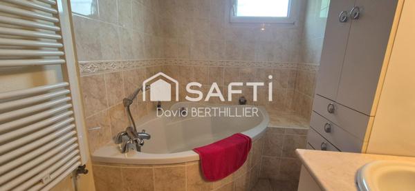 appartement en rez de jardin , avec véranda dans une copropriété securisée à 2 min du centre ville