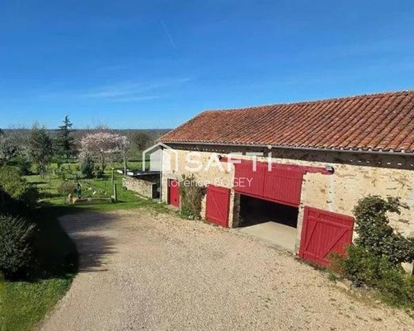 Rare sur le secteur : une maison de caractère rénovée, lumineuse et prête à vous accueillir !
