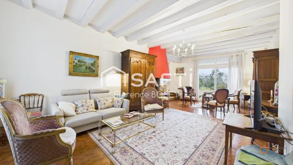 Rare sur le secteur : une maison de caractère rénovée, lumineuse et prête à vous accueillir !