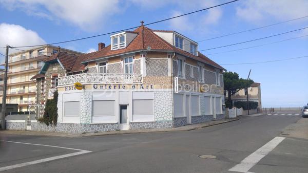 IDÉAL INVESTISSEUR ! FORT POTENTIEL ET EMPLACEMENT DE 1ER CHOIX !

Idéalement situé à 2MIN À PIED DE LA MER et du centre ville de Tharon-Plage, entre Pornic et Saint-Nazaire, cet immeuble de 348m2 CARREZ sur un terrain de 321m2 comprend :

-Un hôtel disposant au rez-de-chaussée, d’une salle à manger d’environ 33m2, une cuisine, une arrière cuisine, une chambre avec salle d’eau et WC, une buanderie, une remise, une salle de rangement et une cour pouvant faire office de terrasse. Au 1er étage, 4 chambres avec salle d’eau et WC dont 2 avec accès terrasse et 2 avec vue mer, 3 chambres d’hôtes avec salle d’eau et WC dont une avec cuisine aménagée et équipée et 2 locaux techniques.
AU TOTAL : 8 CHAMBRES
Rafraîchissement à prévoir.

-Un loft avec VUE MER d’environ 42m2 CARREZ et 76m2 au sol au 2ème étage, comprenant une pièce à vivre avec une cuisine aménagée et équipée et une salle de bains avec WC.

-Un café d’environ 34m2 avec 2 WC dont 1 avec accès personne à mobilité réduite. Licence 4 disponible !

-Une boutique d’environ 19m2 avec un bureau d’environ 11m2.

Pour une meilleure compréhension, les photos sont dans l’ordre de la description du bien.

POSSIBILITÉ D’ACQUÉRIR 2 AUTRES BIENS MITOYENS : Une maison de 91m2 avec jardin et vue mer et une maison de 105m2 mitoyenne de l’hôtel.
Pour plus d’informations, contactez-moi !

Contact par téléphone 7j/7.