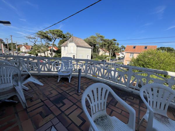 IDÉAL INVESTISSEUR ! FORT POTENTIEL ET EMPLACEMENT DE 1ER CHOIX !

Idéalement situé à 2MIN À PIED DE LA MER et du centre ville de Tharon-Plage, entre Pornic et Saint-Nazaire, cet immeuble de 348m2 CARREZ sur un terrain de 321m2 comprend :

-Un hôtel disposant au rez-de-chaussée, d’une salle à manger d’environ 33m2, une cuisine, une arrière cuisine, une chambre avec salle d’eau et WC, une buanderie, une remise, une salle de rangement et une cour pouvant faire office de terrasse. Au 1er étage, 4 chambres avec salle d’eau et WC dont 2 avec accès terrasse et 2 avec vue mer, 3 chambres d’hôtes avec salle d’eau et WC dont une avec cuisine aménagée et équipée et 2 locaux techniques.
AU TOTAL : 8 CHAMBRES
Rafraîchissement à prévoir.

-Un loft avec VUE MER d’environ 42m2 CARREZ et 76m2 au sol au 2ème étage, comprenant une pièce à vivre avec une cuisine aménagée et équipée et une salle de bains avec WC.

-Un café d’environ 34m2 avec 2 WC dont 1 avec accès personne à mobilité réduite. Licence 4 disponible !

-Une boutique d’environ 19m2 avec un bureau d’environ 11m2.

Pour une meilleure compréhension, les photos sont dans l’ordre de la description du bien.

POSSIBILITÉ D’ACQUÉRIR 2 AUTRES BIENS MITOYENS : Une maison de 91m2 avec jardin et vue mer et une maison de 105m2 mitoyenne de l’hôtel.
Pour plus d’informations, contactez-moi !

Contact par téléphone 7j/7.